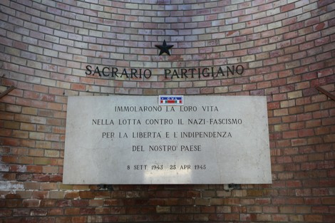 Sacrario ai Caduti Partigiani di Piumazzo, omaggio ai sacrifici nella lotta contro il nazifascismo.