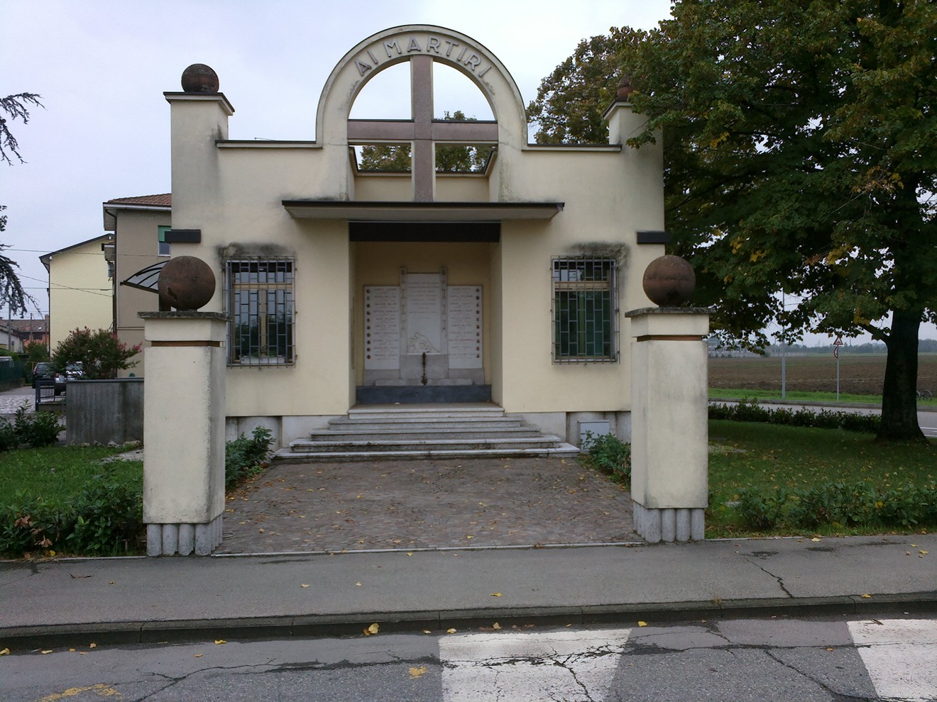 Monumento ai fucilati di Calerno, commemorazione della resistenza e della memoria storica nel paesaggio.