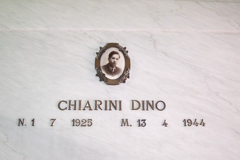 Sacrario dei caduti di Soci, dedicato alla memoria dei soldati, con fotografie e date commemorative.