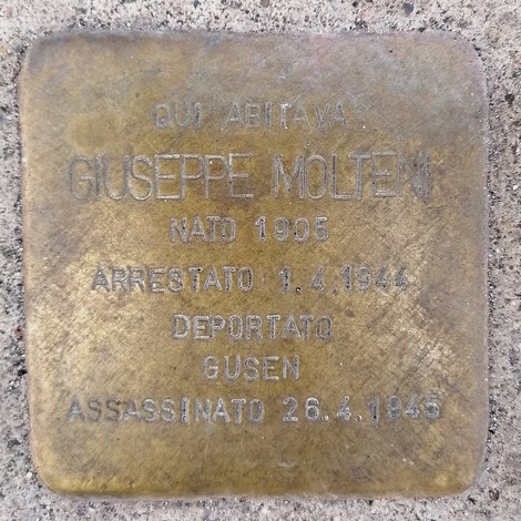 Pietra d'inciampo dedicata a Giuseppe Molteni, commemorando la sua deportazione e la tragica fine.