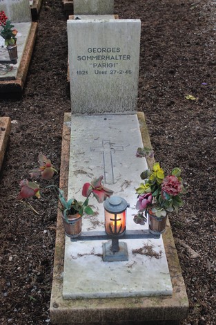 Tombe perpetue con fiori e lampade in memoria dei caduti per la Libertà.