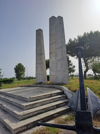 Monumento ai caduti di Scalea, un tributo ai combattenti locali, situato in un'area verde.