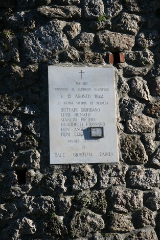 Lapide commemorativa per le vittime di Seballa, dedicata alla memoria dei caduti del 12 agosto 1944.
