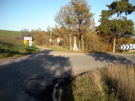 Monumento ai caduti della battaglia di Costa Pelata, situato all'incrocio in un paesaggio rurale.