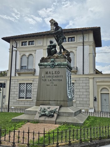 Monumento ai Caduti di Maleo, dedicato ai soldati, con statue e iscrizioni commemorative.