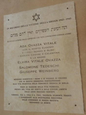 Lapide commemorativa delle vittime della Shoah, dedicata alla memoria di persone deportate e perseguitate.