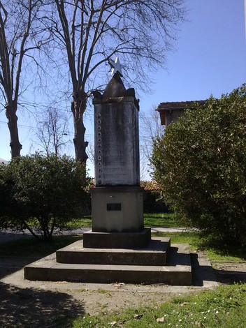 Monumento ai Caduti di tutte le Guerre, onore ai valorosi, immerso in un verde spazio pubblico.