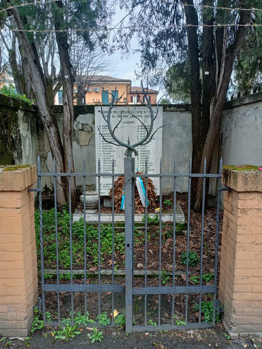 Lapide commemorativa ai caduti per la Libertà, situata nel giardino recintato del Pontevecchio.