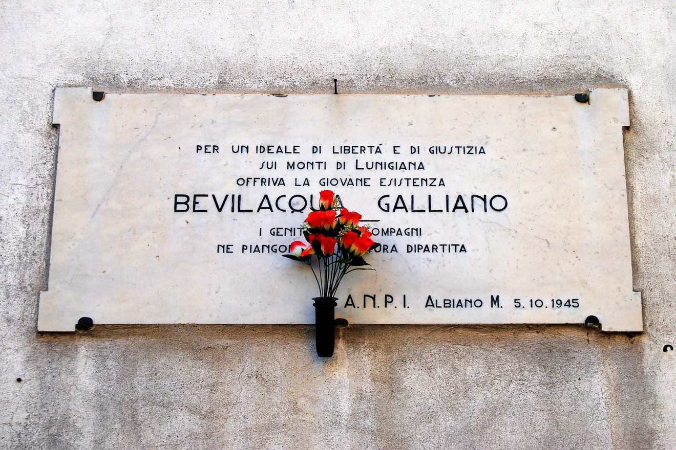 Lapide commemorativa a Bevilacqua in onore di Galliano, in memoria dei suoi ideali di libertà e giustizia.