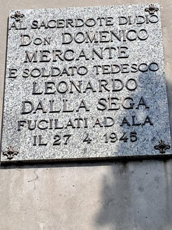 Monumento in memoria di Don Domenico Mercante e Leonardo Dalla Sega, fucilati ad Ala il 27 aprile 1945.