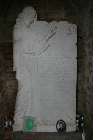 Monumento commemorativo in ricordo delle vittime dell'eccidio di San Polo, con effige e iscrizioni.