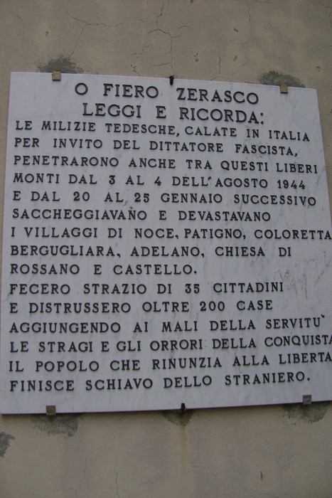 Lapide commemorativa che ricorda le stragi e le sofferenze subite dalla popolazione durante la guerra.