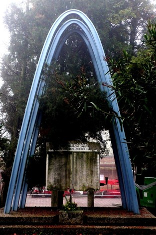 Monumento ai ferrovieri caduti, caratterizzato da una struttura architettonica moderna e verde circostante.