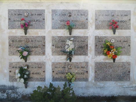 Sacrario dei partigiani con lapidi commemorative e fiori in onore dei caduti della Resistenza.