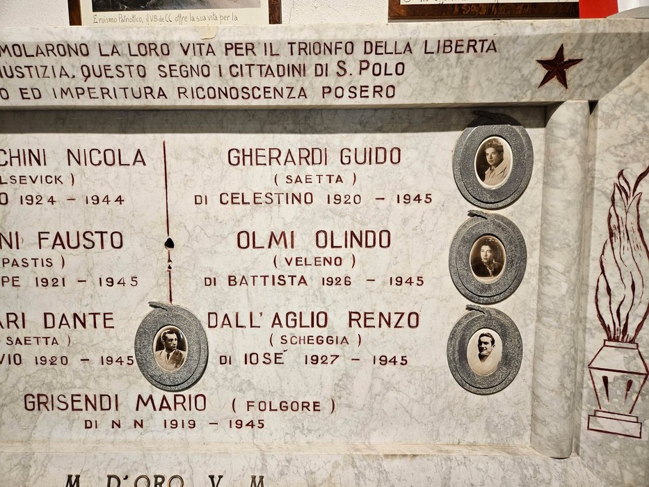 Lapide commemorativa ai caduti di San Polo, con nomi e immagini dei soldati onorati.