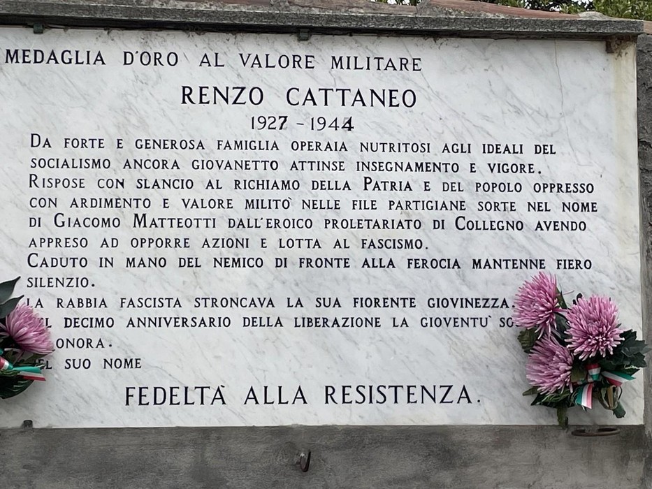 Lapide commemorativa dedicata a Renzo Cattaneo, simbolo di resistenza e valori antifascisti.