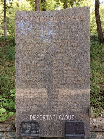 Memoriale dedicato ai caduti della Benedicta, con nomi incisi su una stele commemorativa.