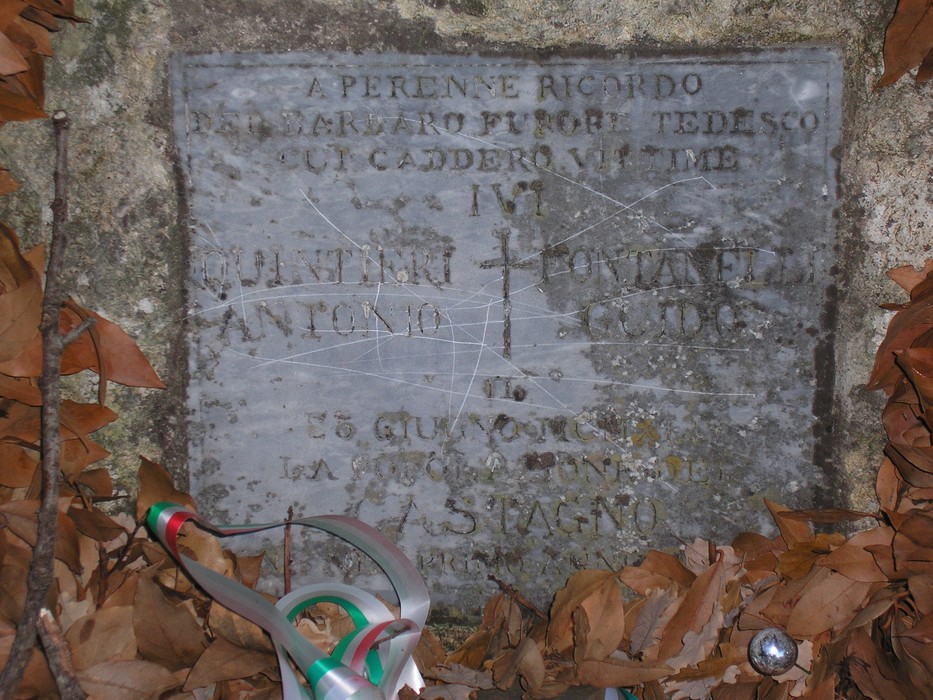 Cippo di San Vettore, monumento commemorativo immerso nella natura, circondato da foglie secche.