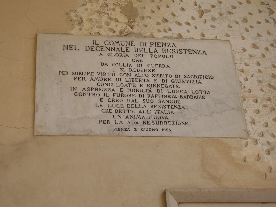 Lapidi del municipio di Pienza, in onore della resistenza e della libertà. Pienza, 1955.