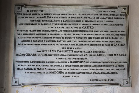 Lapide ex voto commemorativa con date e nomi, in un contesto storico e religioso significativo.
