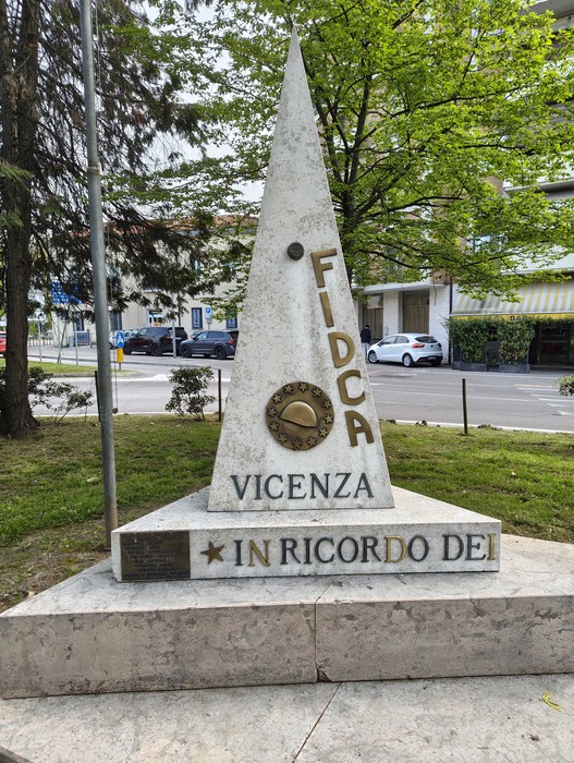 Monumento commemorativo a Vicenza dedicato ai caduti alleati in Europa, con un design a forma di obelisco.