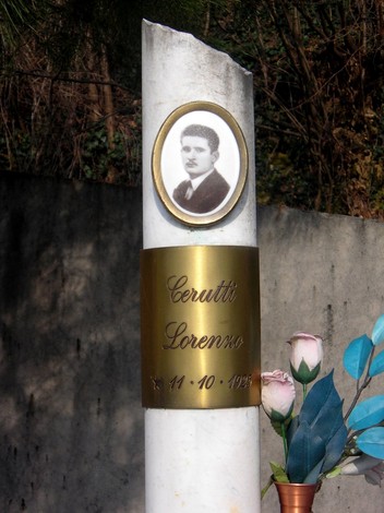 Monumento dedicato ai martiri della Garella, commemorando Lorenzo Cerutti con omaggi floreali.