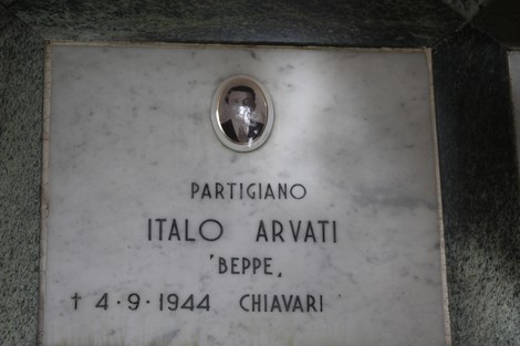 Sacrario dei caduti per la Liberazione, omaggio ai partigiani con lapidi e foto commemorative.
