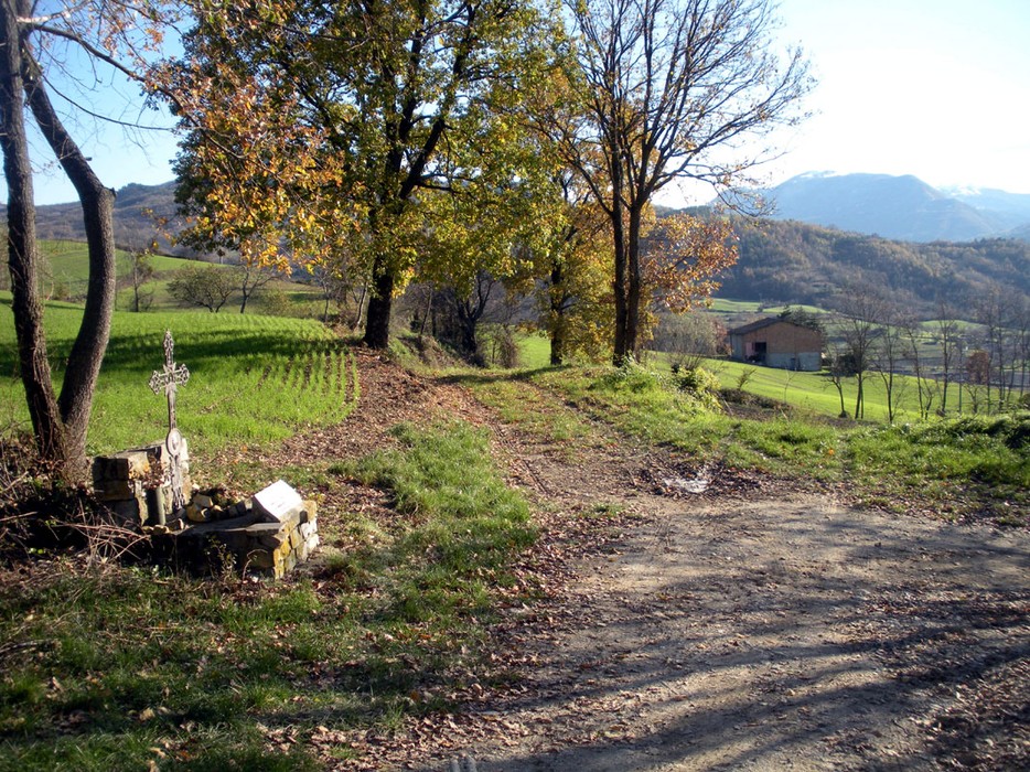 Croce a Ghigini, un simbolo di spiritualità immerso nella quiete della campagna circostante.