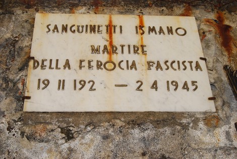 Lapide commemorativa di Ismano Sanguinetti, martire della ferocia fascista, datata 1945.