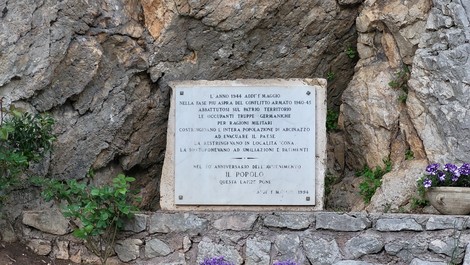 Lapide commemorativa per il rastrellamento alla Cona, in ricordo degli eventi storici accaduti nel 1944.