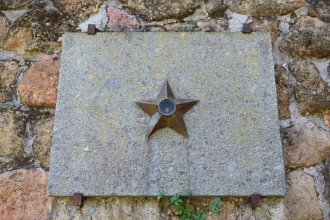 Lapidi commemorative nel Mausoleo delle Fosse Ardeatine, simbolo di memoria storica e rispetto.