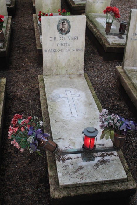 Tombe dedicate ai caduti per la Libertà, con eterni omaggi floreali e candele accese.