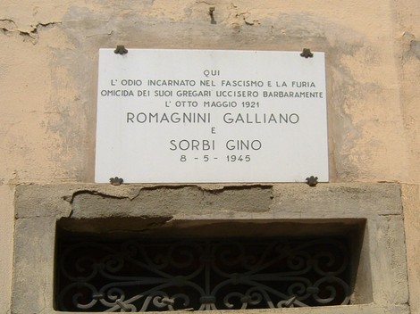 Lapide commemorativa a Romagnini e Sorbi, vittime del fascismo, situata in un contesto storico significativo.