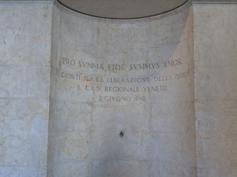 Nicchia commemorativa ai caduti per la Liberazione, con iscrizioni su parete in marmo.