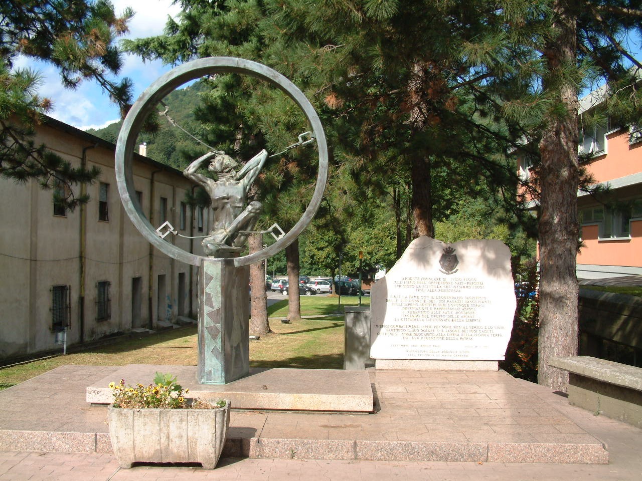 Monumento alla Resistenza, scultura che celebra il coraggio e la lotta per la libertà, immerso nel verde.