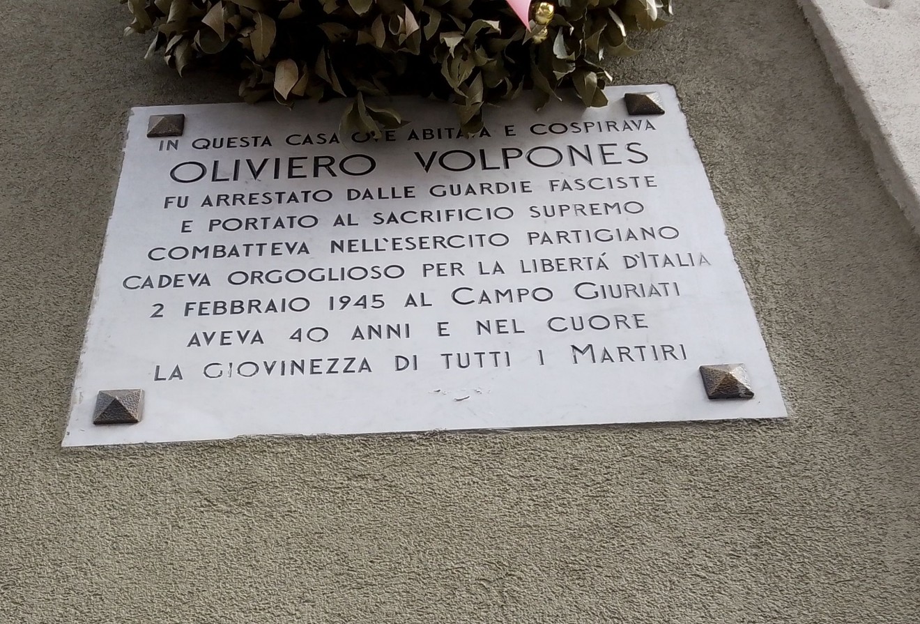 Lapide commemorativa di Oliviero Volpones, vittima del fascismo, situata in una casa storica.