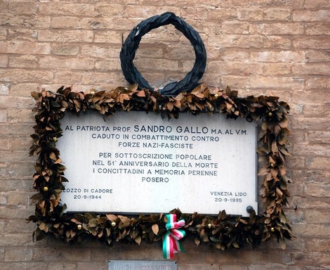 Lapide commemorativa dedicata a Sandro Gallo, patriota caduto in combattimento contro le forze nazifasciste.