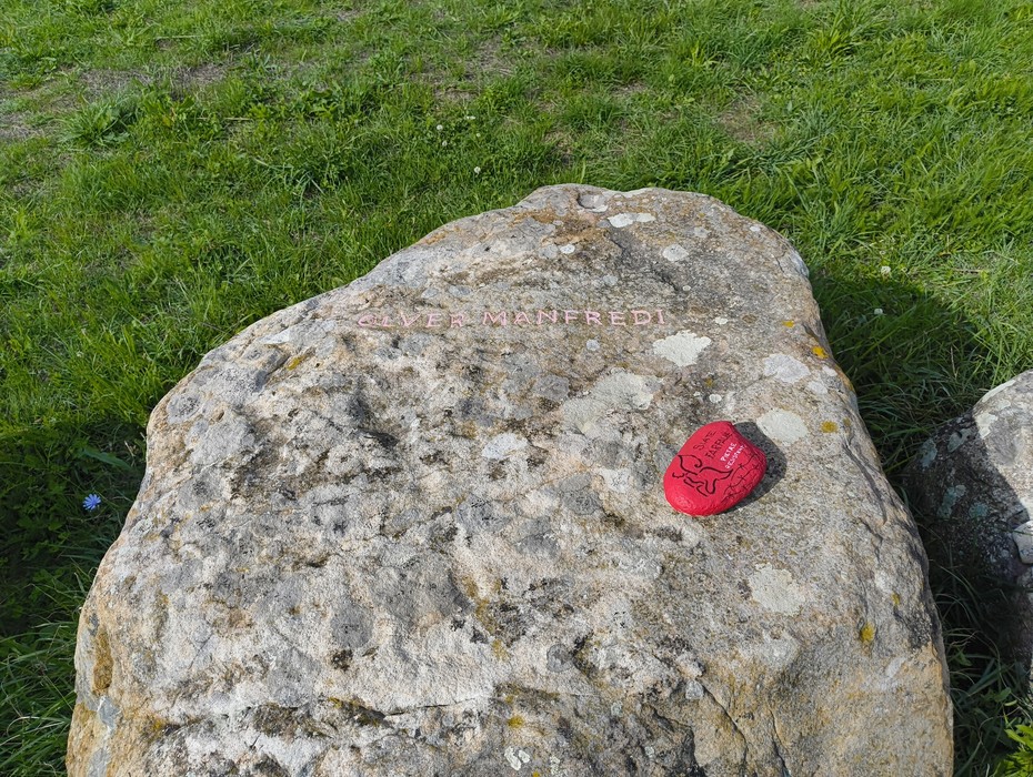 Monumento ai partigiani caduti a Monte Sabbiuno, commemorazione di eroi della Resistenza.