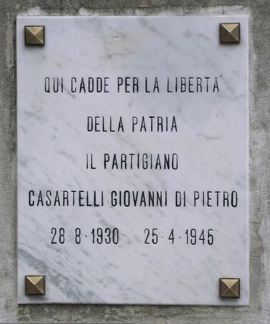 Lapide commemorativa dedicata al partigiano Casartelli Giovanni di Pietro, caduto per la libertà.