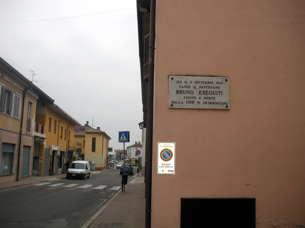 Lapide commemorativa di Bruno Eseguiti, caduto il 12 settembre 1944, situata in una strada del paese.