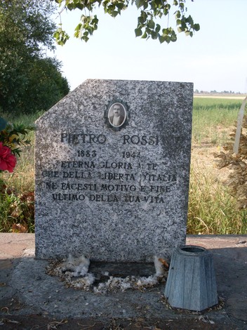 Cippo commemorativo dedicato a Pietro Rossi, in onore della sua vita e del sacrificio per la libertà.