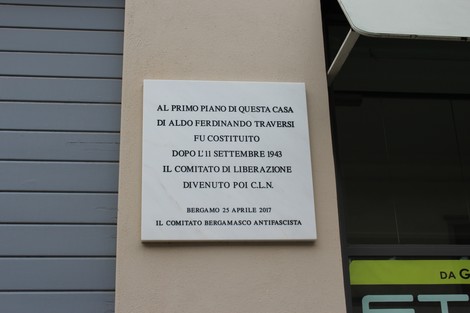 Lapide commemorativa che celebra la prima sede del Comitato di Liberazione Nazionale a Bergamo.