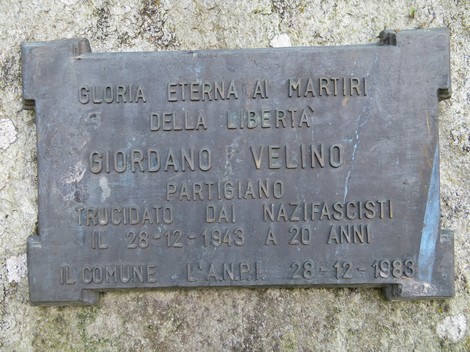Cippo commemorativo dedicato a Giordano Velino, partigiano ucciso dai nazifascisti il 28 dicembre 1943.