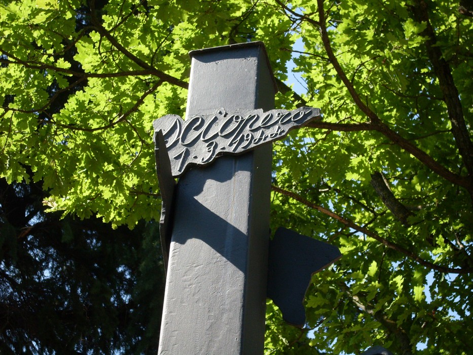 Monumento della Resistenza di Montecavolo, con struttura in metallo e vegetazione circostante.