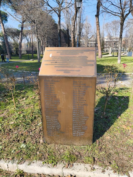 Monumento alle donne cadute in difesa di Roma, un tributo nel verde urbano con nomi incisi su una placca.
