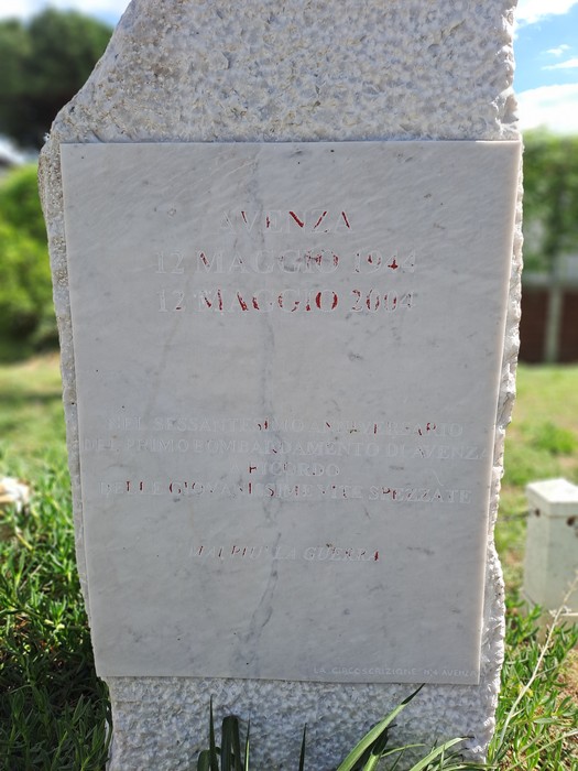Cippo commemorativo del bombardamento di Avenza, ricordando gli eventi del 12 maggio 1944.