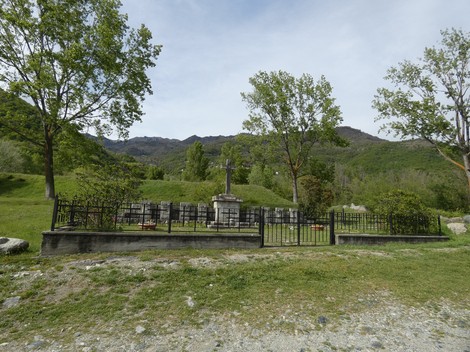 Monumento ai martiri del Gravio, circondato da verde e nature, simbolo di memoria storica e rispetto.