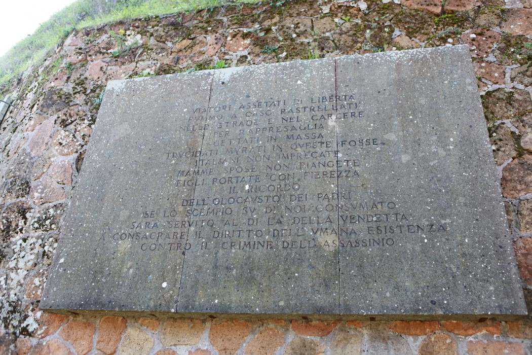 Lapidi commemorative al Mausoleo delle Fosse Ardeatine, luogo di memoria e riflessione storica.