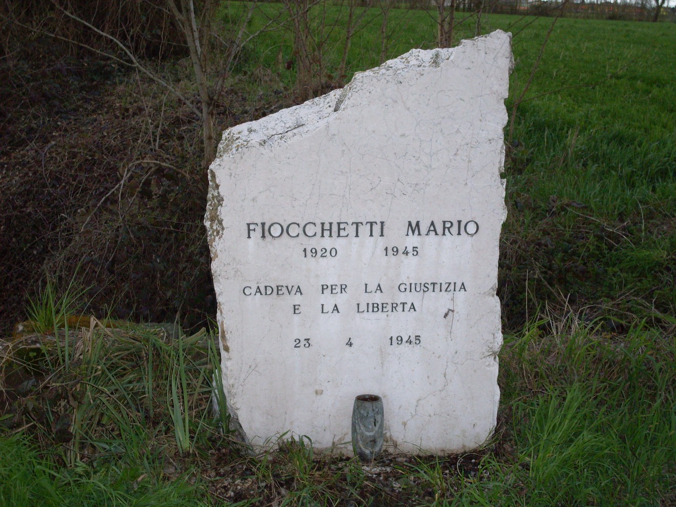 Cippo commemorativo dedicato a Mario Fiocchetti, caduto per giustizia e libertà nel 1945.