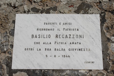 Lapide commemorativa di Basilio Regazzoni, dedicata da parenti e amici in onore del patriota.